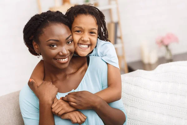 Sonriente africano americano mamá y hija abrazos — Foto de Stock