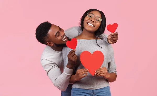 Afro ζευγάρι στην αγάπη κρατώντας κόκκινες κάρτες του Αγίου Βαλεντίνου — Φωτογραφία Αρχείου