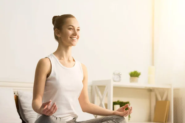 Mulher feliz fazendo ioga anti-stress de manhã — Fotografia de Stock