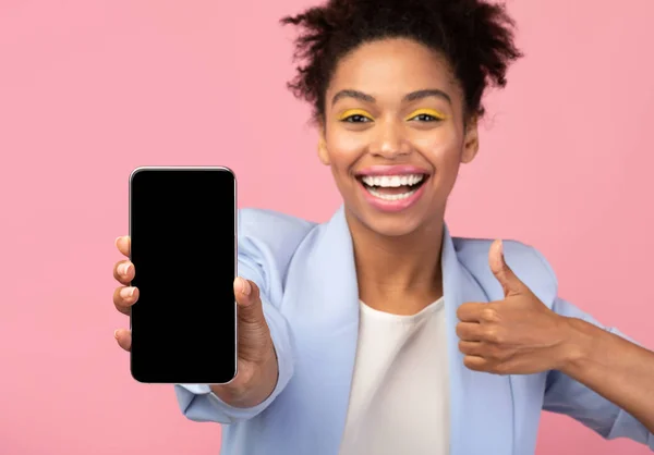 Afrikanerin zeigt leeren Handy-Bildschirm — Stockfoto