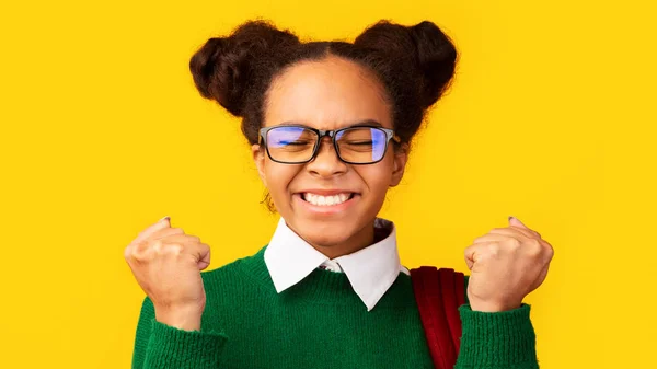 Animando a la chica negra de la escuela celebrando su triunfo — Foto de Stock