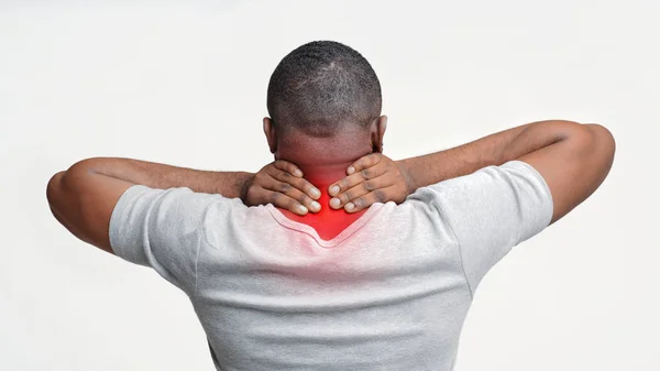 Hombre negro con dolor de cuello, vista trasera —  Fotos de Stock