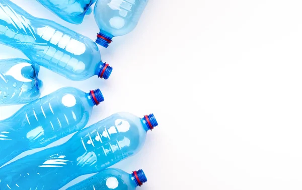 Set di bottiglie di plastica vuote isolate su sfondo bianco — Foto Stock