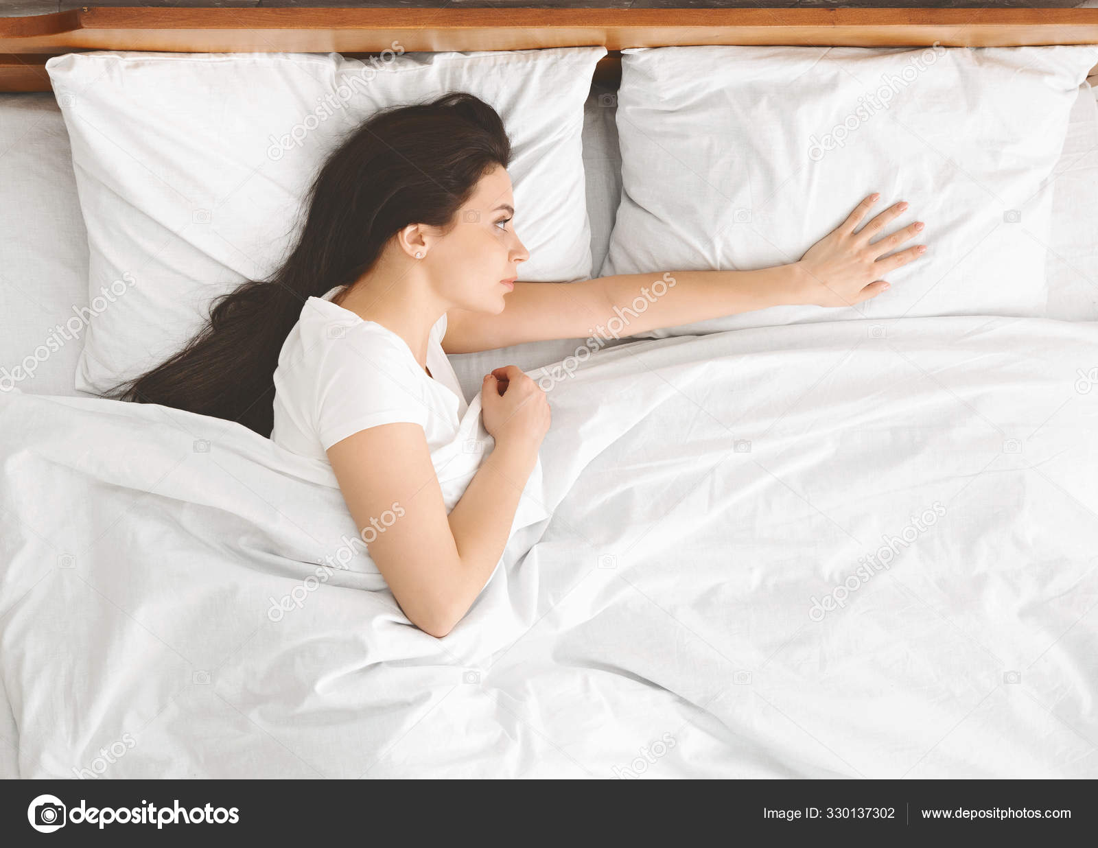 молодая парочка лежит. она лежит на кровати перевод. мужчина радуется лежа в постели. Bed 1 person. лежит на кровати.