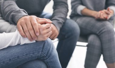 Adam grup terapisinde çaresiz kadına danışmanlık yapıyor.