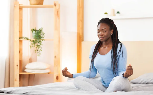 Black Girl Doing Morning Yoga In Bed At Home — Stock Photo, Image