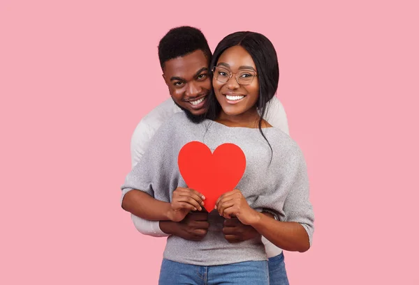 Очаровательный африканский мужчина и женщина празднуют День Святого Валентина — стоковое фото