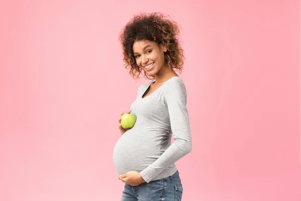 Nutrição saudável. Feliz expectante mulher segurando maçã — Fotografia de Stock