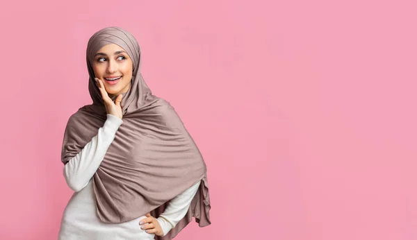 Porträt eines nachdenklichen muslimischen Mädchens im stylischen Hijab — Stockfoto