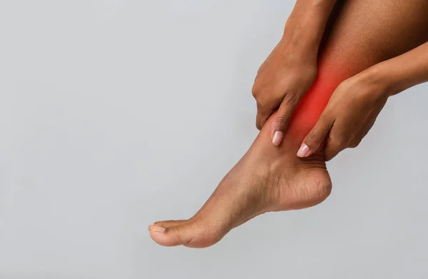 Mujer que sufre de dolor en el tobillo, de cerca —  Fotos de Stock