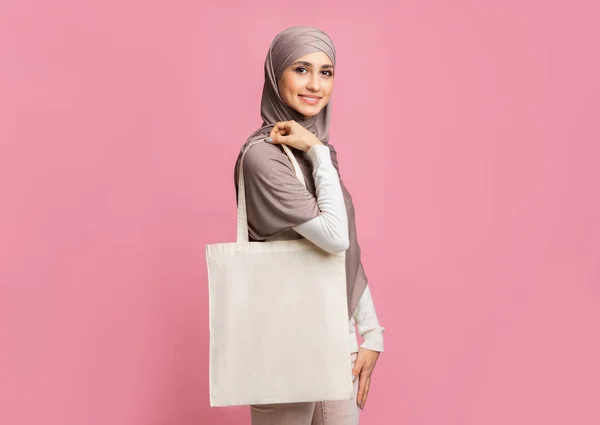 Smiling Arabic Girl With Blank Canvas Eco Bag Over Pink Background — Stok Foto