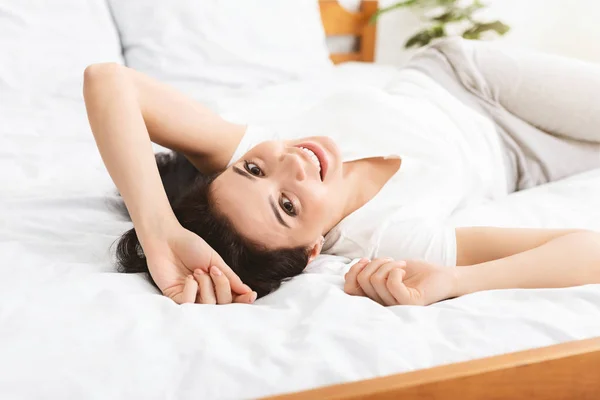 Veselá dívka v relaxaci ve své posteli, probuzení doma — Stock fotografie