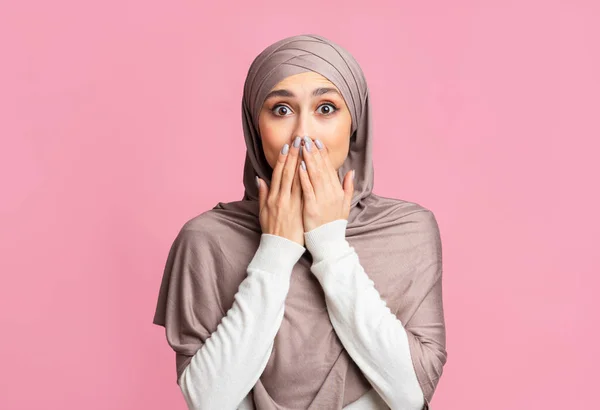 Zszokowana muzułmanka w hidżabie zakrywająca usta rękami — Zdjęcie stockowe