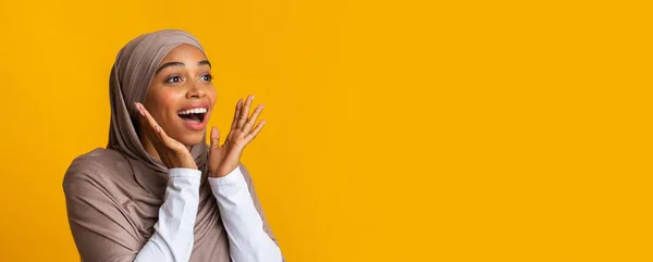 Portrait of dazed black muslim girl in hijab over yellow background — Stock Photo, Image