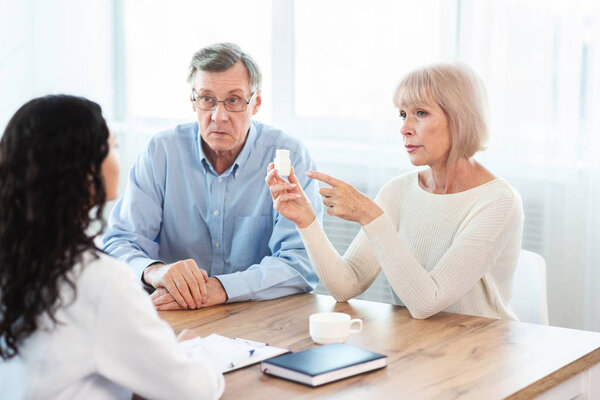 Зрелая пара спрашивает своего врача о противопоказаниях
