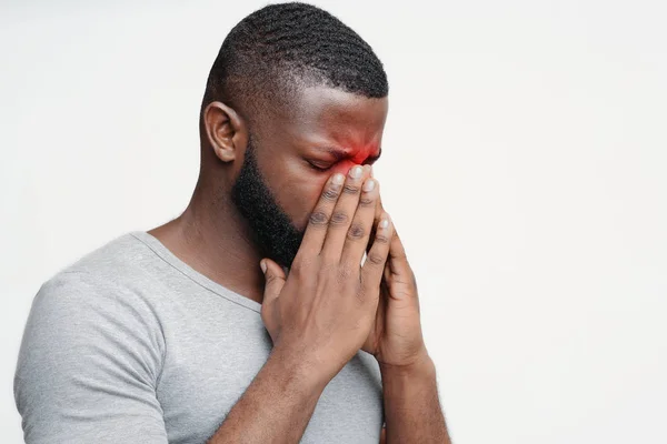 Utmattad svart kille som lider av antrit, gnugga näsbrygga — Stockfoto