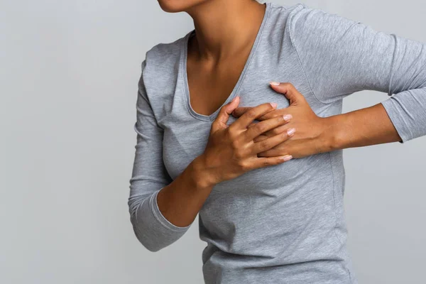 Jonge vrouw voelt menstruatiepijn in de borst, raakt haar borst aan — Stockfoto