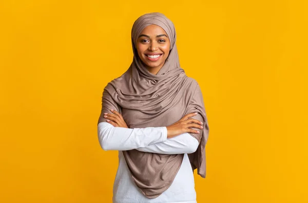 Πορτρέτο του μαύρου μουσουλμάνου κορίτσι σε hijab πάνω από κίτρινο φόντο στούντιο — Φωτογραφία Αρχείου