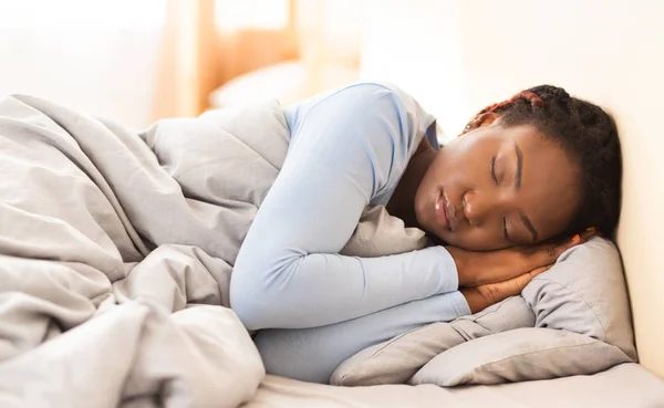 Γυναίκα κοιμάται λαμβάνοντας υπόλοιπο ξαπλωμένη σε άνετο κρεβάτι στην κρεβατοκάμαρα — Φωτογραφία Αρχείου