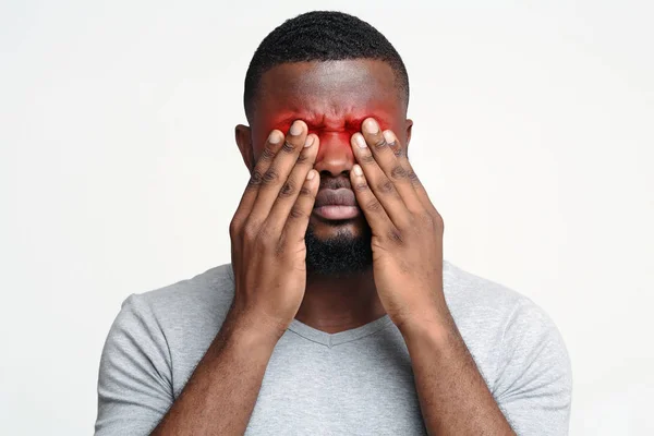 Přepracovaný černoch trpící bolestí očí — Stock fotografie