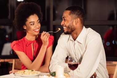 Lokantada birbirini besleyen Afro Çifti Sevmek