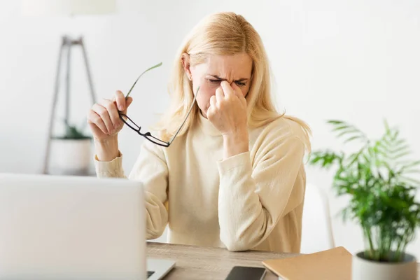 Trabajador cansado sintiéndose cansado después de largas horas de trabajo en la computadora —  Fotos de Stock