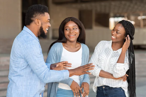 Tre glada afro vänner chatta och skratta utomhus på gatan — Stockfoto