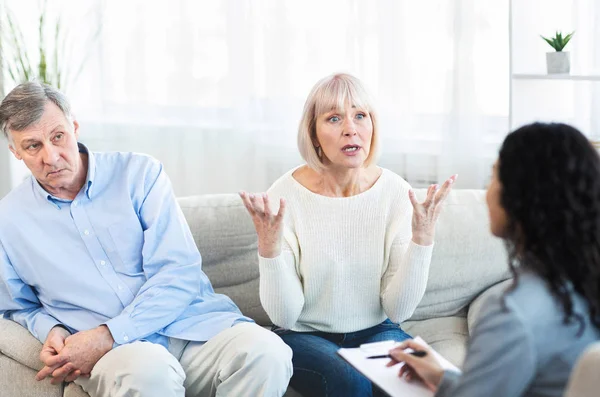 Ältere Frau beschwert sich während Psychotherapie über ihren Mann — Stockfoto