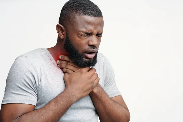 Tipo negro malsano tocando el cuello y la tos — Foto de Stock