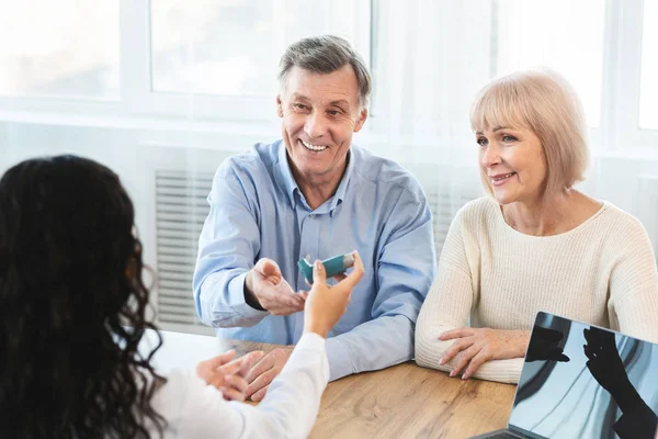 Ärztin verabreicht Seniorin blauen Inhalator — Stockfoto