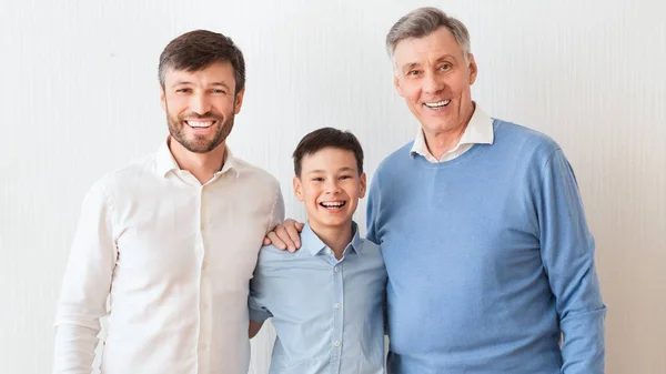 Chlapec, otec a dědeček objímají Posing Over White Wall, Panorama — Stock fotografie