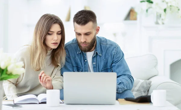 Pareja segura tratando de manejar las finanzas domésticas —  Fotos de Stock