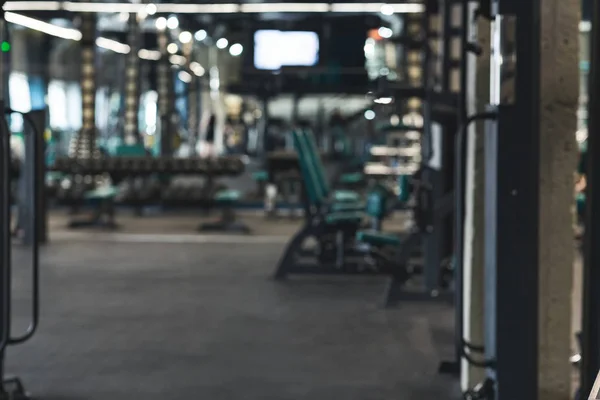 Interior oscuro del gimnasio vacío con equipo de entrenamiento —  Fotos de Stock