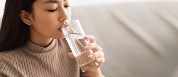 健康液体。亚洲女孩喝玻璃杯清水 — 图库照片