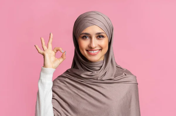 Semuanya baik-baik saja. Happy muslim gadis dalam hijab menunjukkan ok tanda — Stok Foto