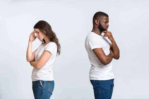 Uomo e donna pensierosi in piedi schiena contro schiena dopo la lite — Foto Stock