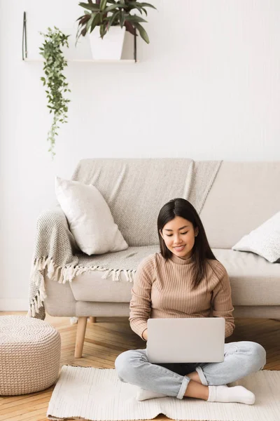 A trabalhar em casa. Freelancer jovem sentado no chão com laptop — Fotografia de Stock