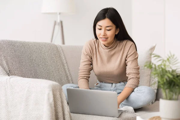 Concepto de reclutamiento. Chica navegando oportunidades de trabajo en línea —  Fotos de Stock