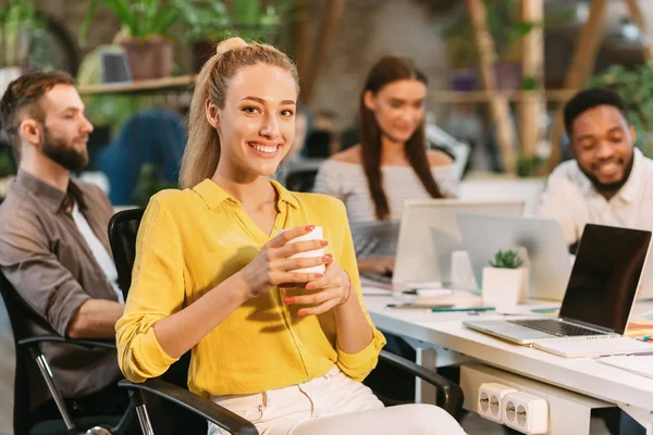 Gerente superior de confianza en la reunión corporativa, sonriendo a la cámara —  Fotos de Stock