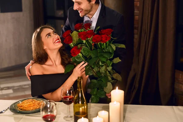 Szczęśliwy romantyczna koncepcja randki — Zdjęcie stockowe