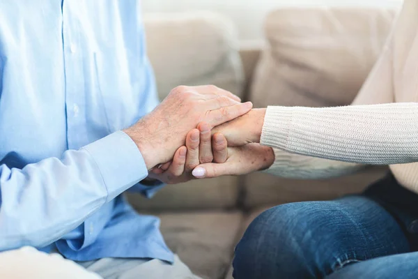 Gelukkig bejaardenpaar hand in hand thuis — Stockfoto