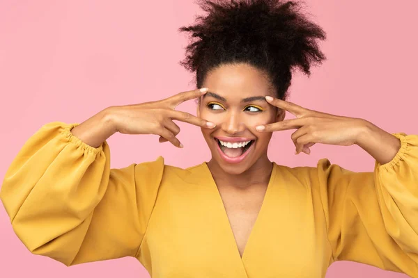 Menina afro feliz mostrando v sinal no estúdio — Fotografia de Stock