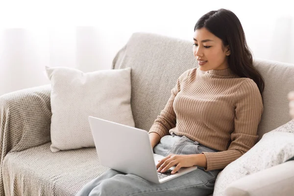 Βρες δουλειά στο διαδίκτυο. Κορίτσι που ψάχνει για ευκαιρίες εργασίας σε φορητό υπολογιστή — Φωτογραφία Αρχείου