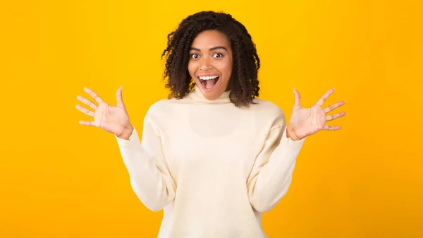 Schockiertes Afro-Mädchen schreit und schaut in die Kamera — Stockfoto