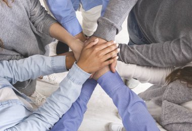 Birleşmiş milenyumlar ellerini birleştiriyor.