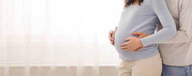 Sevgi dolu bir adam karısına nazikçe sarılıyor.