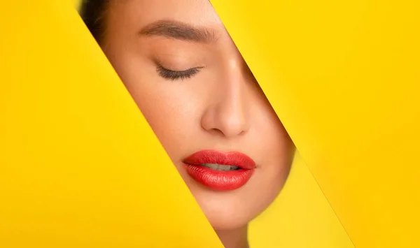 Beautiful woman in yellow paper frame with plump red lips — 스톡 사진