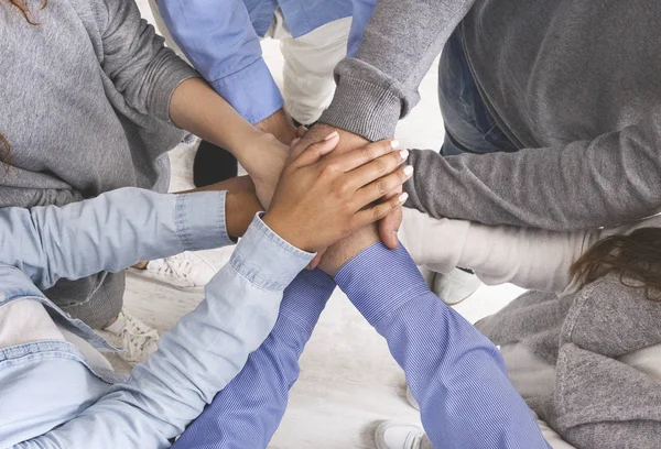 Unidos millennials de pé com as mãos juntas — Fotografia de Stock