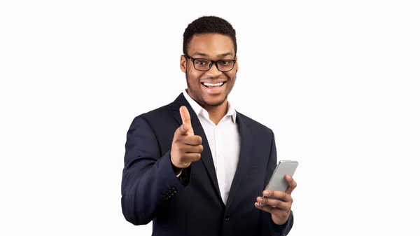 Un afroamericano con el teléfono apuntándote — Foto de Stock