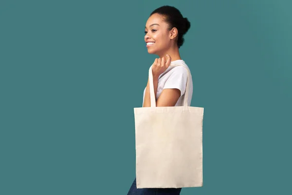 Afro Girl Holding White Eco Bag Smiling Standing, Studio Shot — стоковое фото